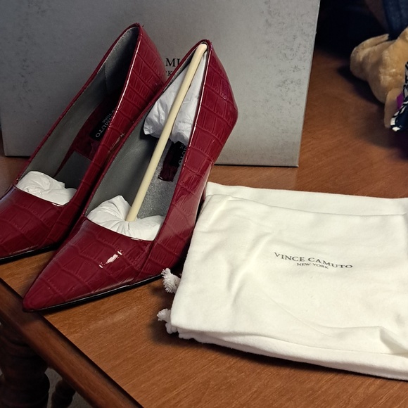 Vince Camuto Shoes - Vince Camuto 6.5 Burgundy Croc-Embossed Pointed Toe Pumps